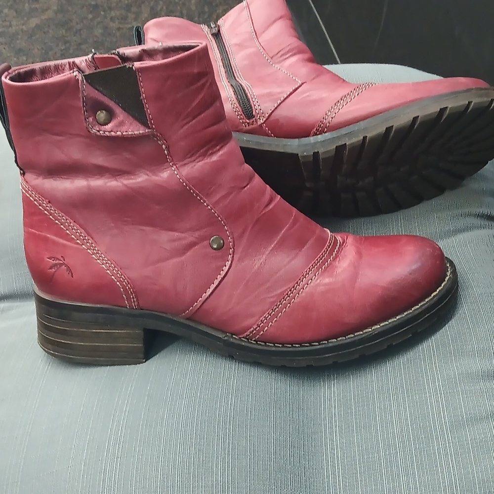 Dromedaries Stylish Red Leather Ankle Boots